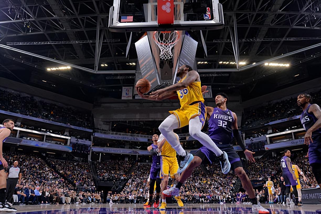 开云-进攻端的负面影响实在是太大了，湖人后场大闸的场上效果很不理想