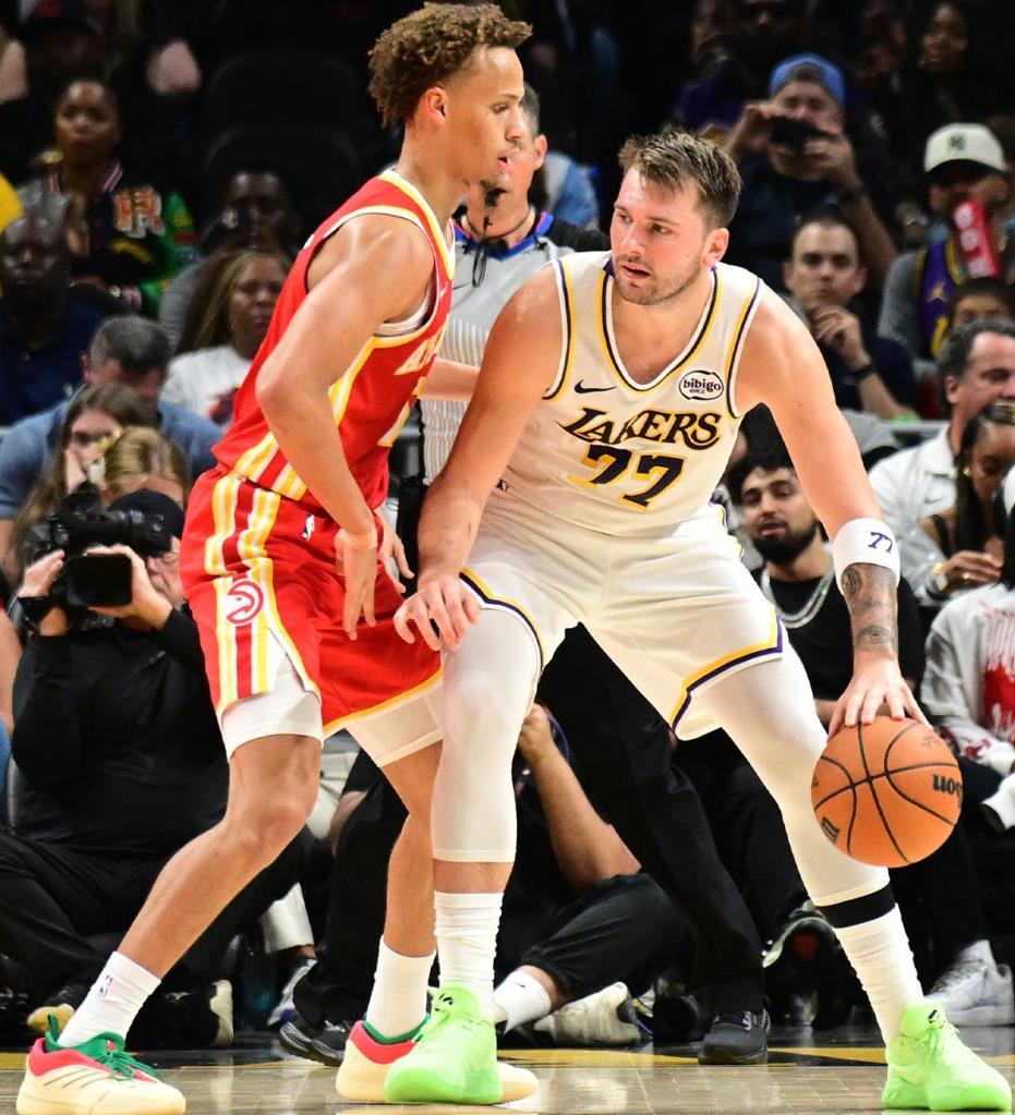 开云体育-4人很关键!湖人半场领先21分,东契奇21+2+5无法阻挡!