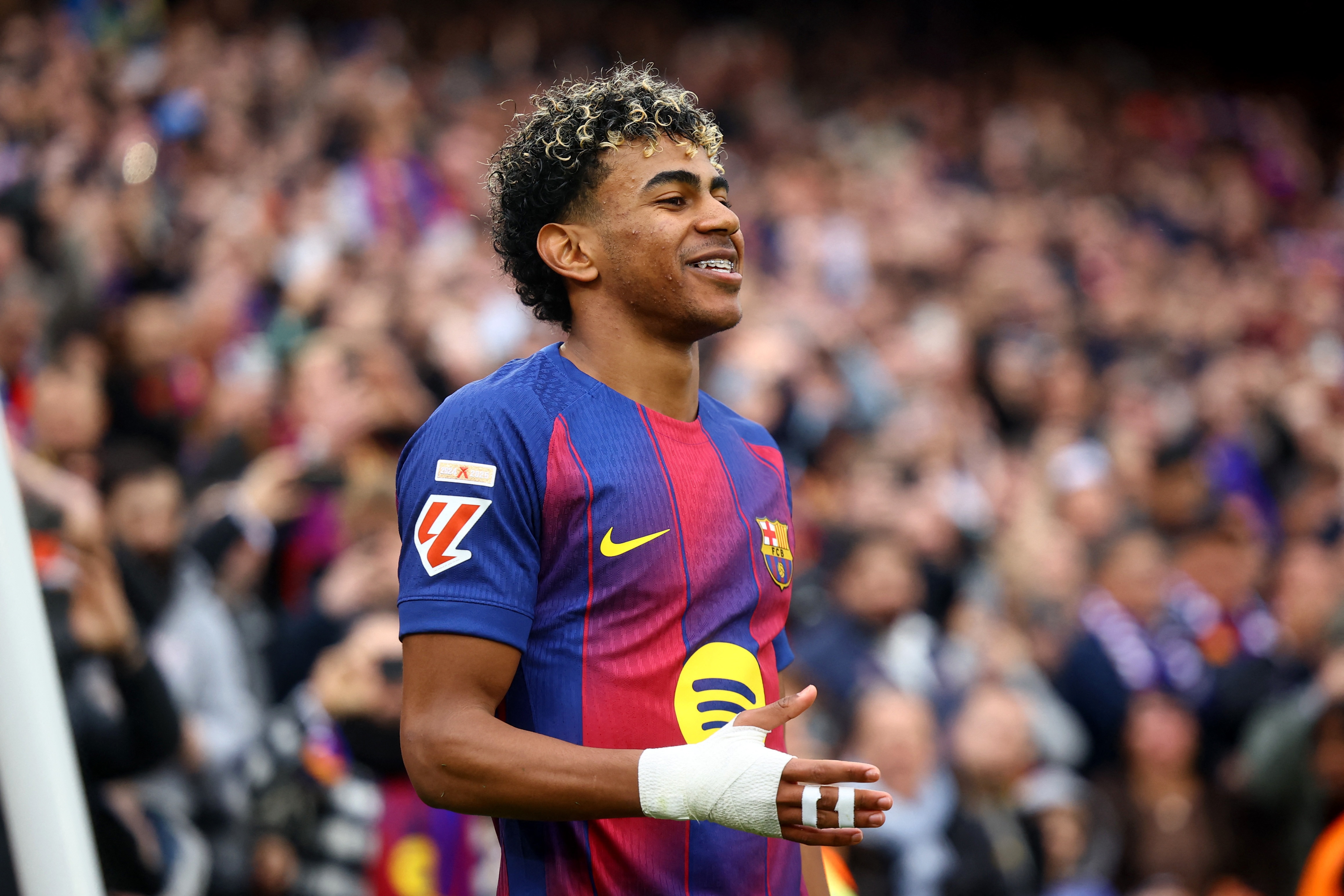 开云体育-球迷票选巴萨2月最佳时刻：亚马尔战黄潜帽子戏法当选