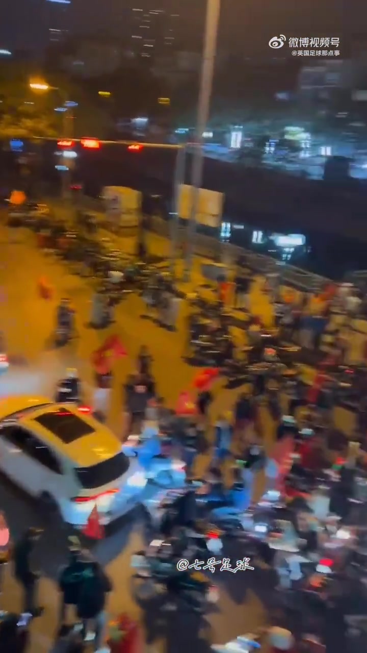 越南U23夺季军后：国内彻夜沸腾，深夜街头摩的穿梭，喇叭声轰鸣